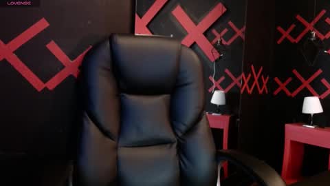 Yuyi online show from February 2025 11:10:02 AM