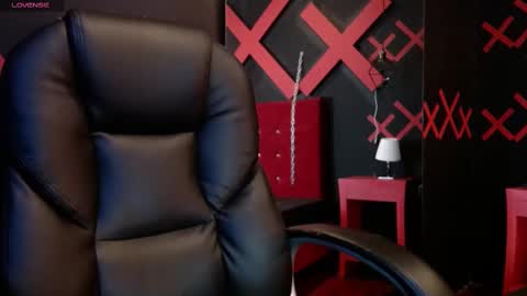 Yuyi online show from March 2025 11:07:01 AM