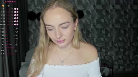 Adelina online show from November 2025 01:57:01 PM