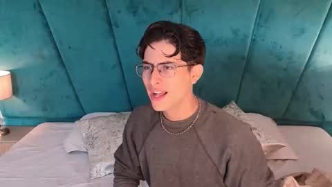 Snapshot of aaron_eze chatting on April 2026 04:42:02 PM Aaron Ezequiel online show from April 2026 04:42:02 PM
