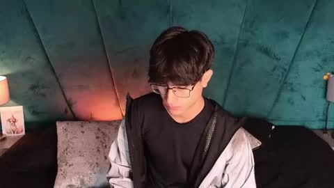 Snapshot of aaron_eze chatting on May 2026 12:32:02 PM Aaron Ezequiel online show from May 2026 12:32:02 PM