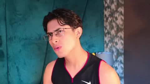 Snapshot of aaron_eze chatting on May 2026 02:14:01 PM Aaron Ezequiel online show from May 2026 02:14:01 PM