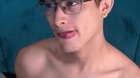 Snapshot of aaron_eze chatting on May 2026 02:33:02 PM Aaron Ezequiel online show from May 2026 02:33:02 PM