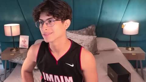 Snapshot of aaron_eze chatting on May 2026 12:37:02 PM Aaron Ezequiel online show from May 2026 12:37:02 PM