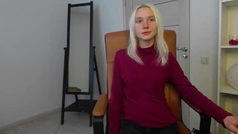ABBY LAKER online show from October 2025 01:22:01 PM