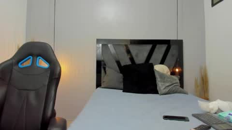 Snapshot of abrilrussell_ chatting on April 2026 10:51:01 PM Abril online show from April 2026 10:51:01 PM