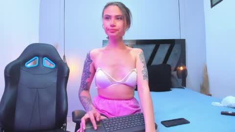 Snapshot of abrilrussell_ chatting on April 2026 08:37:01 AM Abril online show from April 2026 08:37:01 AM