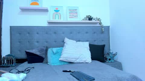 Snapshot of abrilrussell_ chatting on April 2026 08:07:02 AM Abril online show from April 2026 08:07:02 AM