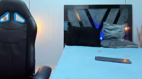 Snapshot of abrilrussell_ chatting on April 2026 06:30:01 AM Abril online show from April 2026 06:30:01 AM
