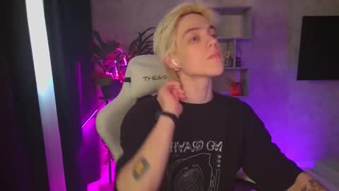 Snapshot of abslut chatting on November 2025 04:18:01 AM Nick online show from November 2025 04:18:01 AM