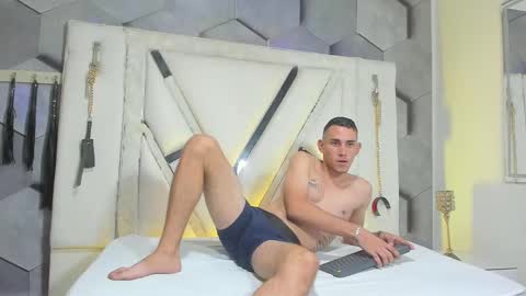 adammendoza34 online show from October 2025 02:42:02 AM