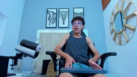 Adams Bobby online show from November 2025 01:01:02 PM