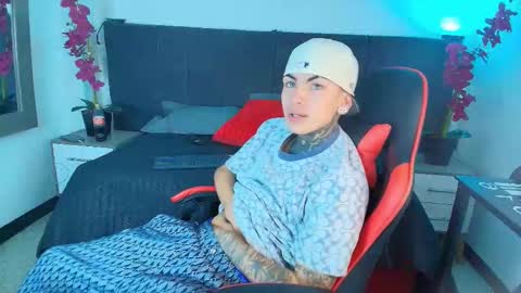 Snapshot of adamswalkerr_ chatting on February 2026 12:01:02 PM AdamsWalkerr online show from February 2026 12:01:02 PM