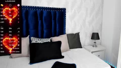 NIcolle online show from September 2025 12:49:02 PM