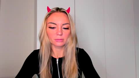 Snapshot of adriana_coy_ chatting on December 2024 06:22:02 AM Adriana online show from December 2024 06:22:02 AM