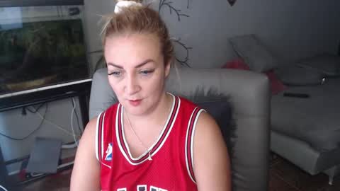 Adriana Paredes  online show from February 2025 01:06:01 PM