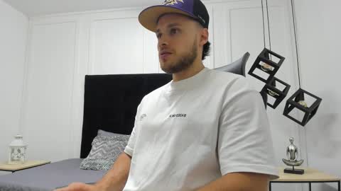 Adrein Roche online show from November 2025 08:36:02 PM