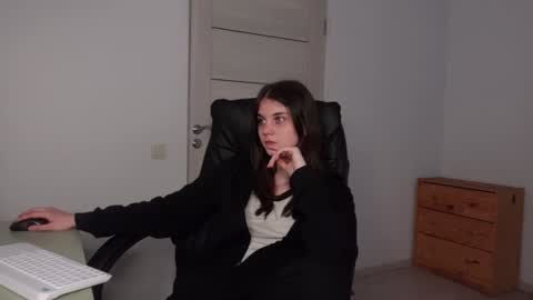 Agelina Lilly Laura online show from January 2025 09:04:01 AM