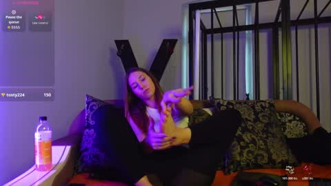 Agelina Lilly Laura online show from October 2025 01:18:01 PM