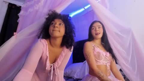 Snapshot of ailen_aria chatting on October 2025 03:22:02 PM ailen and aria online show from October 2025 03:22:02 PM