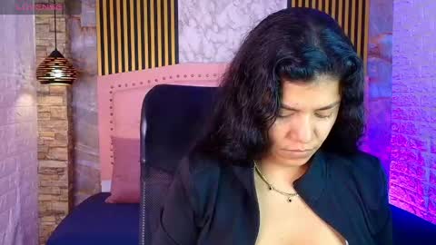 Snapshot of aisha__cambell chatting on May 2026 11:17:02 AM aisha__cambell online show from May 2026 11:17:02 AM