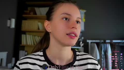 Aliza online show from November 2025 01:39:01 AM