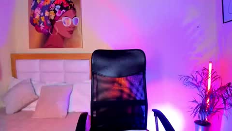 Snapshot of aitana_brown chatting on February 2026 09:33:01 PM Aitana Brown online show from February 2026 09:33:01 PM