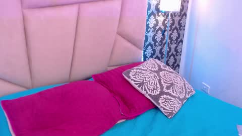 A K A N E  U W U online show from January 2025 03:23:01 PM