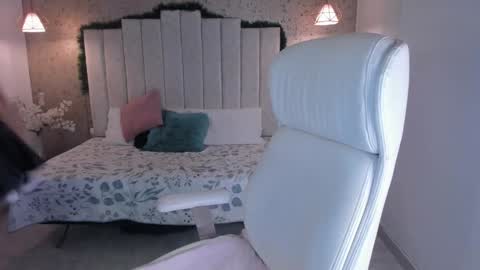 Luna online show from December 2024 02:04:01 AM