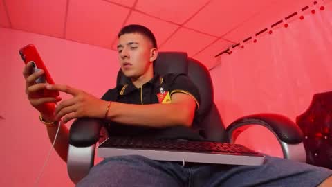 Aleck Boy online show from November 2025 08:52:02 PM