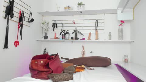 Alejandra online show from September 2025 02:11:01 PM