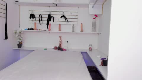 Alejandra online show from November 2025 12:05:01 PM