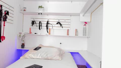 Alejandra online show from November 2025 05:02:01 PM