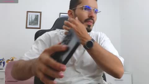 alejandroo_7 online show from October 2025 06:05:01 PM