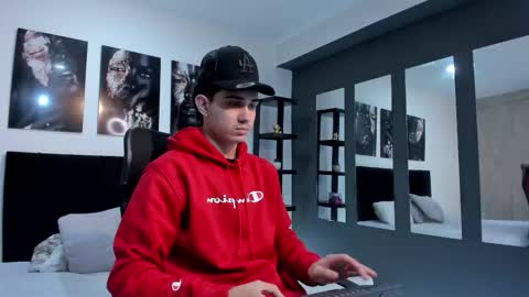 alejo_gray1 online show from January 2026 12:43:02 PM