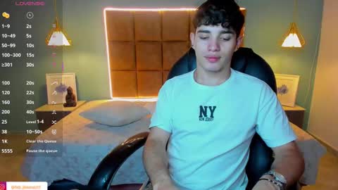 ALejoo Saenz online show from September 2025 08:20:01 PM