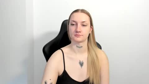 Snapshot of alexafragile chatting on June 2026 11:22:02 AM Alexa online show from June 2026 11:22:02 AM