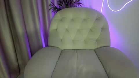 Snapshot of alicelevine chatting on May 2026 04:18:01 AM AliceLevine online show from May 2026 04:18:01 AM