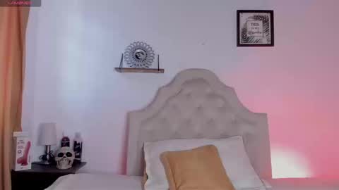 aliice_walker_ online show from September 2025 01:33:01 PM