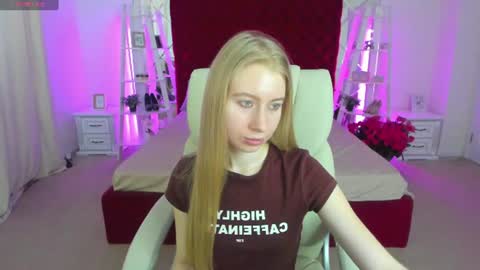 Snapshot of alina__blonde chatting on June 2026 05:35:01 AM Alina online show from June 2026 05:35:01 AM