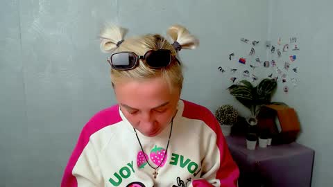 Snapshot of alinafrey_ chatting on May 2026 04:28:02 AM Alina online show from May 2026 04:28:02 AM