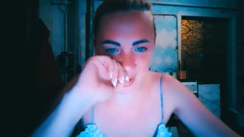 Snapshot of alinafrey_ chatting on June 2026 07:28:01 PM Alina online show from June 2026 07:28:01 PM