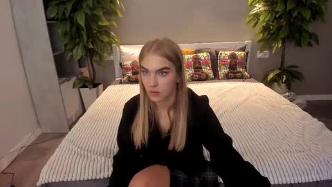 Alina online show from November 2025 07:45:01 PM