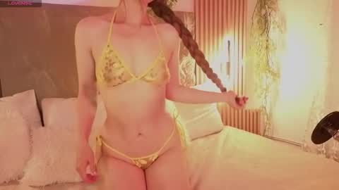 Mia online show from October 2025 02:48:02 PM