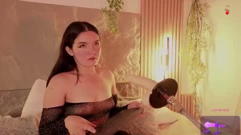 Mia online show from November 2025 08:07:01 PM