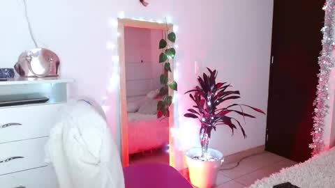 alissesallie_ online show from December 2024 02:05:01 AM