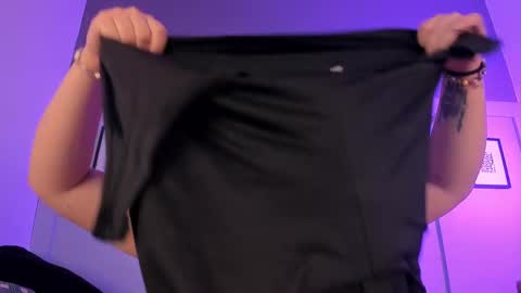 Laura online show from March 2025 01:12:01 AM