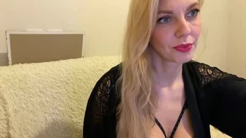 Snapshot of allmaybe chatting on June 2026 05:07:01 PM Nika online show from June 2026 05:07:01 PM