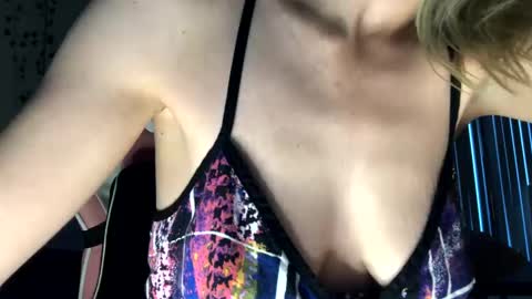 Snapshot of allyoursss1212 chatting on October 2025 03:21:01 PM Ally Girl In Her Ally World online show from October 2025 03:21:01 PM