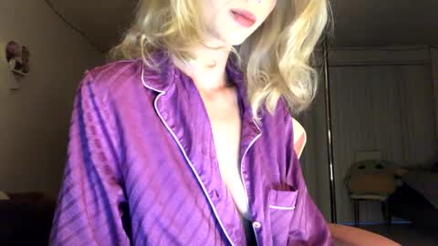 Snapshot of allyoursss1212 chatting on October 2025 01:42:02 PM Ally Girl In Her Ally World online show from October 2025 01:42:02 PM